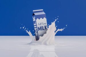 牛乳は、脂質やビタミン、カルシウムなどミネラルを豊富に含んでいて、卵と並んで完全栄養食品と呼ばれています。
牛乳のすぐれた栄養効果は、牛乳を飲むだけではなく、お湯に混ぜて「牛乳風呂」にしても発揮されます。
古代エジプトの王妃クレオパトラやローマの貴婦人たちが、美貌を保つために愛用したといわれる牛乳風呂には、すぐれた美容効果と健康効果があります。