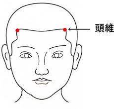 男性更年期ののぼせ症状を改善するツボ【男性更年期ののぼせ症状を改善するツボ】
・頭維（ずい）・・・ひたいの角、髪の生え際から1cmほど内側に入ったところ。

【ツボマッサージのポイント】
四指（人差し指～小指）をやや立てた状態でツボの周囲を押してとズーンと響くポイントがあります。
響くところを見つけたらじっくりと5秒間指圧したあとに力を緩めずに小さく円を描くようにマッサージしてみてください。
深呼吸を行いながらこれを3セット行います。