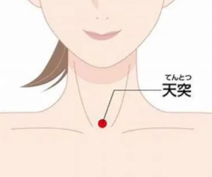 【治療例&効果の高いツボ 】朝起きると息切れがして動けない（20代女性）【治療の体験者＆改善方法】
20代女性で「転職してから緊張することが多くなって朝起きると息切れがして動けない」との訴えでご来院されました。
詳しくお伺いすると過去にはこのような息切れ症状は起きたことがなく今回初めて発症したとのことです。

ご来院される前に呼吸器内科や循環器内科に検査を受けたようですが「とくに異常が無い」とのことで薬も処方されておりません。

当院では東洋医学的な問診と検査を行い、詳しく症状の原因である体質についてお調べしました。
もともと睡眠障害ももっており、十分な睡眠がとれないことに今回の転職による過剰な精神的なストレスがかかったことによる寝起きの息切れ症状と診断しました。

そのため息切れの症状を改善するには睡眠の質を高めて、日中にかかるストレスを夜の睡眠によって完治させるよう体質を改善することを治療方針として組み立てて鍼灸治療で改善を促しました。

【主に利用したツボ】
・天突（てんとつ）・・・左右の鎖骨を結んだ中央部の窪みにあります。

※肩こりで起こる息苦しさについても解説しています。
　詳細な情報は下記のリンクからご覧ください。