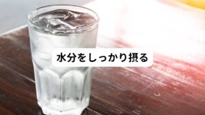 身体の水分が足りなくなると血流が滞りやすくなり、筋肉の収縮に必要な酸素や栄養が行き渡らなくなってしまいます。
その結果、筋収縮の回数が減少して、筋肉にこりを発生させることになります。
そのため十分な血流を促進させて柔軟性のある筋肉を保つためには水分をしっかり摂ることが重要です。