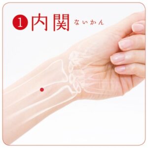 【ツボの場所】
掌側の手首から指3本分ほど上がったところ
二本の筋の真ん中にある
【ツボの効果】
心の悩みや動悸だけでなく車酔いや吐き気にも効果あり
【刺激方法】
腕にある二本の筋間に指先をグッと押し込むような感じで指圧する