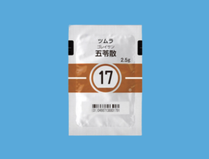 1. 水分代謝をコントロールする「利水作用」
五苓散は、体内の水分バランスを調整する「利水剤（りすいざい）」の代表格です。 脱水状態のときには体に潤いを与え、逆に水分が溜まりすぎているときには余分な水分を排出させる性質を持っています。

2. 五苓散が熱中症に効くメカニズム
熱中症になると、体温調節がうまく働かなくなり、頭痛やめまい、吐き気が現れます。これらは漢方の視点では「水毒（すいどく：水分の偏り）」が原因と考えられます。 五苓散を飲むことで細胞内外の水分バランスが急速に整い、脳圧の上昇による頭痛や内耳のむくみによるめまいを速やかに鎮めることができます。

こんな人におすすめ：
・暑い場所に行ってから頭がズキズキする
・急にめまいや立ちくらみがした
・水分を飲むと胃がポチャポチャして吐き気がする