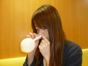 また耳鼻咽喉科では耳管通気ではなくて「オトヴェント」という自分で耳管通気(耳抜き)が出来る道具を勧めることがあります。
これなら耳管通気をしに耳鼻咽喉科へ通い続ける必要がなくなります。
また慢性上咽頭炎が原因となる場合もあるとされています。慢性上咽頭炎を疑う場合にはBスポット療法をすることもあります。