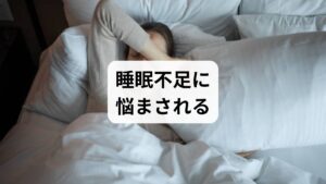 ところが、42歳になって背中の熱さが再び悪化してきました。とにかく日中頻繁に熱くなるため、会社のデスクには季節を問わず扇風機を設置し、必死に体を冷やしています。寝るときも保冷枕をそばに置きますが、夜中も暑くて何度も起きてしまい、睡眠不足が常態化。痩せている夫は、寒くなるとパジャマを着こんで布団にくるまっているというのに、その横で寝る私は、冬場でも半袖短パン姿です。

年上の更年期経験者にも相談したところ、その方の症状は「閉経したらめっちゃ楽になった」とのこと。私にはまだ閉経のイメージがわきませんが、「もしかして早めに来るなら、そこからは楽になれるのかも？」と期待が持てます。ただその一方で、閉経したら女性ではなくなるようにも思えたりして、気持ちは複雑です。