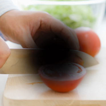 見たい部分が暗く欠けて見えませんか？これは「中心暗点」と呼ばれ、網膜の中心部に水が溜まることで起こる症状です。過度なストレスが主な原因となり、放っておくと自律神経の乱れや睡眠の質低下を招く恐れがあります。早期の改善対策として、片目ずつ見え方を確認し、違和感があれば早めに専門医へ相談しましょう。中心性漿液性脈絡網膜症のサインを見逃さず、健やかな視界を取り戻しましょう。