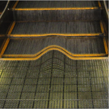 格子状の線が真ん中だけ歪んで見えませんか？これは「歪視」と呼ばれる症状で、網膜の黄斑部に水が溜まる中心性漿液性脈絡網膜症の代表的なサインです。主な原因は過度なストレスや過労による自律神経の乱れにあり、放置すると視力低下や睡眠の質低下を招く恐れがあります。早期の改善対策として、片目ずつ見え方を確認し、違和感があれば早めに専門医へ相談しましょう。健やかな視界を守る一歩となります。