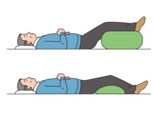 脳貧血の症状が出た際は、下半身に溜まった血液を脳へ戻すことが最優先の対処法です。まずは無理に動かず、その場に座るか横になり、頭へ血流が行きやすい姿勢をとりましょう。
効果的な姿勢のコツ
横になった状態で「足の下に枕やクッションを置く」などして、足を心臓より高い位置に持ち上げると、頭がサーッと冷たくなる感覚の早期改善に効果的です。
安静にして自律神経が落ち着くのを待ちましょう。