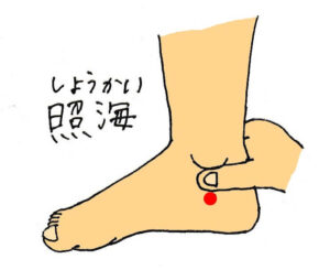 自律神経の乱れや更年期の不調に効果的な「照海（しょうかい）」は、内くるぶしの中心から指1本分真下にある、骨のくぼみに位置します。このツボは、体内の潤いを補い、ストレスによるのどの詰まり感（ヒステリー球）や、足元の冷え性、不眠の改善に役立ちます。深呼吸をしながら、親指で心地よい強さで刺激しましょう。寝る前のセルフケアに取り入れることで、高ぶった神経が静まり、深い眠りへと繋がります。