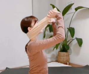 【ストレッチ方法】
①タオルを首の後ろに回し、両耳の下あたりにフィットするように掛けます
②両手でタオルの端をしっかりと握り、視線を少し斜め上へ向けましょう
③息をゆっくり吐き出しつつ、タオルを斜め前方へ向かって引き上げます
④首の伸びを感じる心地よい強さで、そのまま30秒間体勢を保ってください
⑤力を抜いてタオルを緩め、頭を正面の位置までゆっくり戻します
⑥再度タオルの端を保持したまま、今度は視線を軽く下へ落としましょう
⑦深呼吸に合わせてタオルを斜め下へ引き、首筋の筋肉を伸ばします
⑧そのまま30秒間静止し、首から肩にかけての緊張をじっくり解きほぐします