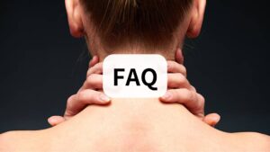 Q1. 市販の解熱鎮痛剤（ロキソニンやバファリンなど）は効きますか？
A. 心因性発熱の場合、一般的な解熱鎮痛剤は効きにくいとされています。 解熱剤はプロスタグランジンという炎症物質を抑える仕組みですが、心因性発熱は交感神経の働きによる体温上昇であるため、効果が出にくいのが特徴です。薬に頼りすぎず、まずは心身の休養を優先しましょう。

Q2. 微熱があっても仕事や運動は続けても大丈夫ですか？
A. 可能な限り負荷を減らし、無理な運動や長時間の残業は避けましょう。 「無理をすれば動けるから」と頑張り続けてしまうと、症状が慢性化したり、うつ病などに進行したりするリスクがあります。体を休めることが早期回復への近道です。

Q3. 「大人の知恵熱」は周りにうつりますか？
A. 人にうつる（感染する）心配はありません。 大人の知恵熱（心因性発熱）はウイルスや細菌による感染症ではないため、同僚や家族に感染させる心配はありません。安心して休息をとってください。